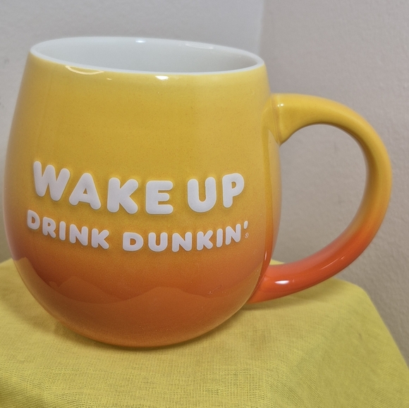 Wake Up Drink Dunkin' Be Awesome 2019 Coffee Mug 20 oz Yellow Orange Ombre NWOT - Picture 6 of 8